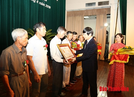 Truy tặng danh hiệu vinh dự Nhà nước “Bà mẹ Việt Nam Anh hùng” và trao tặng Huân chương Độc lập cho các gia đình có nhiều liệt sĩ hy sinh vì độc lập, tự do của Tổ quốc