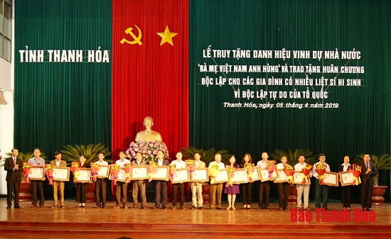 Truy tặng danh hiệu vinh dự Nhà nước “Bà mẹ Việt Nam Anh hùng” và trao tặng Huân chương Độc lập cho các gia đình có nhiều liệt sĩ hy sinh vì độc lập, tự do của Tổ quốc