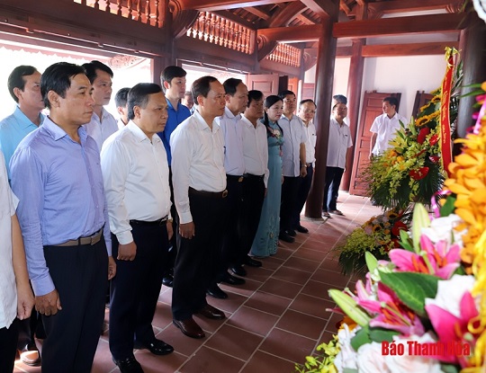 Đoàn đại biểu tỉnh Thanh Hóa dâng hương tại cụm di tích lịch sử cách mạng Đình làng Hàm Hạ