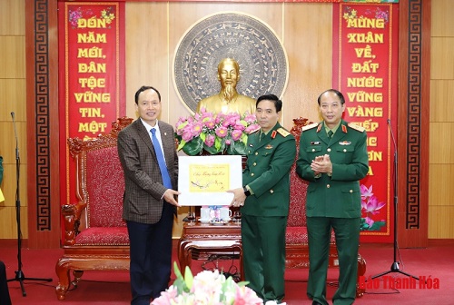Đoàn đại biểu tỉnh Thanh Hóa chúc tết Bộ Tư lệnh Quân khu IV