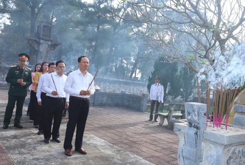 Đoàn đại biểu tỉnh Thanh Hóa viếng Đại tướng Võ Nguyên Giáp và các anh hùng liệt sĩ tại tỉnh Quảng Bình, Quảng Trị