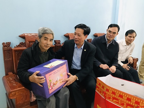Đồng chí Phạm Bá Oai kiểm tra tình hình sản xuất và đời sống nhân dân tại huyện Quan Hóa