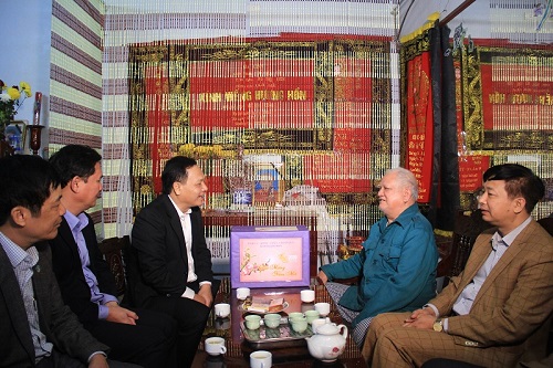 Phó Chủ tịch Thường trực HĐND tỉnh thăm, tặng quà gia đình chính sách, lực lượng vũ trang huyện Hoằng Hóa