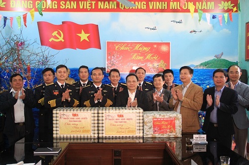 Phó Chủ tịch Thường trực HĐND tỉnh thăm, tặng quà gia đình chính sách, lực lượng vũ trang huyện Hoằng Hóa