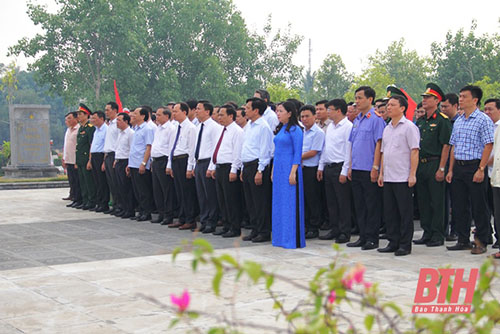 Đoàn đại biểu tỉnh Thanh Hóa dâng hương tưởng niệm Chủ tịch Hồ Chí Minh, Mẹ Việt Nam anh hùng và các Anh hùng liệt sĩ