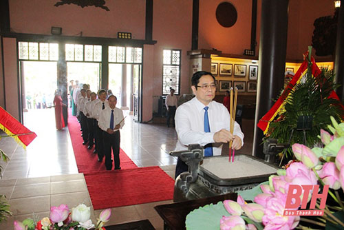 Đoàn đại biểu Trung ương và Đoàn đại biểu tỉnh Thanh Hóa dâng hương tưởng niệm Chủ tịch Hồ Chí Minh