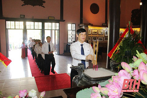 Đoàn đại biểu Trung ương và Đoàn đại biểu tỉnh Thanh Hóa dâng hương tưởng niệm Chủ tịch Hồ Chí Minh