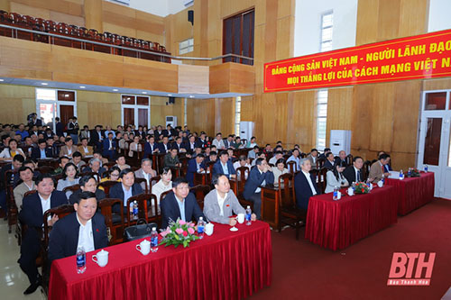 Ủy viên Trung ương Đảng, Chủ tịch HĐND tỉnh Trịnh Văn Chiến và Tổ đại biểu HĐND tỉnh tiếp xúc cử tri thị xã Nghi Sơn