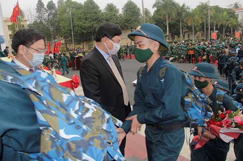 Các đồng chí lãnh đạo tỉnh dự ngày hội giao nhận quân tại các địa phương