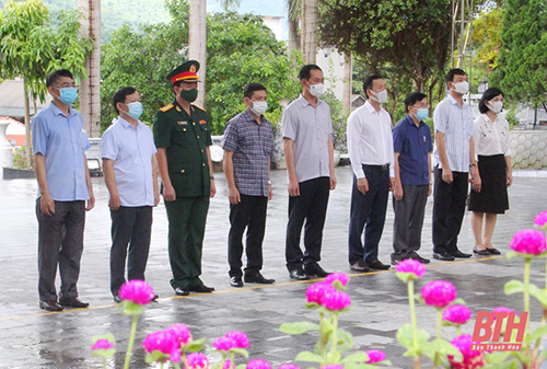 Đồng chí Phó Bí thư Tỉnh ủy Trịnh Tuấn Sinh viếng các anh hùng liệt sĩ tại tỉnh Hà Giang