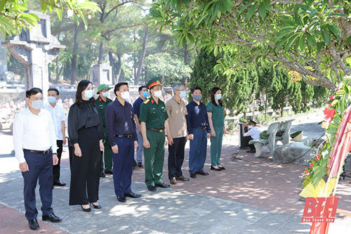 Đồng chí Bí thư Tỉnh ủy Đỗ Trọng Hưng viếng Đại tướng Võ Nguyên Giáp và các Anh hùng liệt sĩ tại các nghĩa trang tỉnh Quảng Bình và Quảng Trị