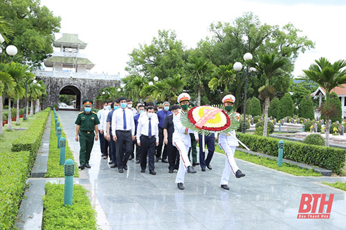 Đồng chí Phó Bí thư Thường trực Tỉnh ủy Lại Thế Nguyên viếng các anh hùng liệt sĩ tại tỉnh Điện Biên