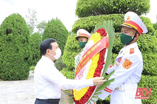 Đồng chí Phó Bí thư Thường trực Tỉnh ủy Lại Thế Nguyên viếng các anh hùng liệt sĩ tại tỉnh Điện Biên