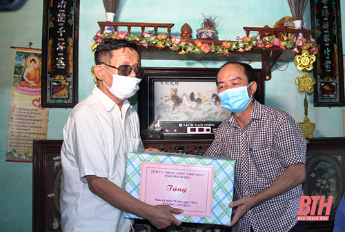 Phó Chủ tịch Thường trực HĐND tỉnh Lê Tiến Lam thăm, tặng quà gia đình chính sách huyện Hoằng Hóa