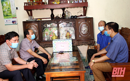 Phó Chủ tịch Thường trực HĐND tỉnh Lê Tiến Lam thăm, tặng quà gia đình chính sách huyện Hoằng Hóa