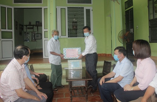 Phó Chủ tịch HĐND tỉnh Nguyễn Quang Hải viếng nghĩa trang liệt sĩ và thăm, tặng quà đối tượng chính sách thị xã Bỉm Sơn