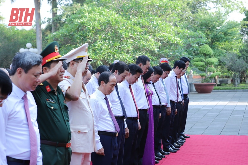 Đoàn Đại biểu Tỉnh ủy, HĐND, UBND, Ủy ban MTTQ tỉnh dâng hương tưởng nhớ Chủ tịch Hồ Chí Minh