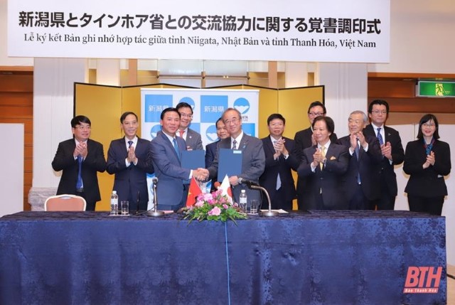 Bí thư Tỉnh ủy Đỗ Trọng Hưng và Thống đốc Hanazumi Hideyo ký kết bản ghi nhớ hợp tác giữa tỉnh Thanh Hóa và tỉnh Niigata