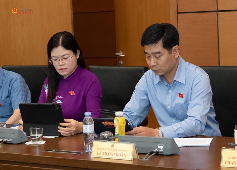 Các ĐBQH tham dự thảo luận Tổ 3 (Thanh Hóa, Tây Ninh).2