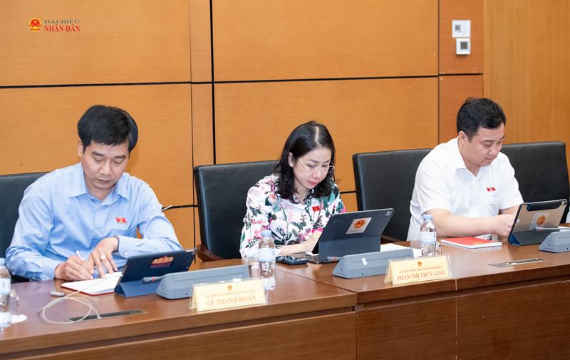 Các ĐBQH tham dự thảo luận Tổ 3 (Thanh Hóa, Tây Ninh).
