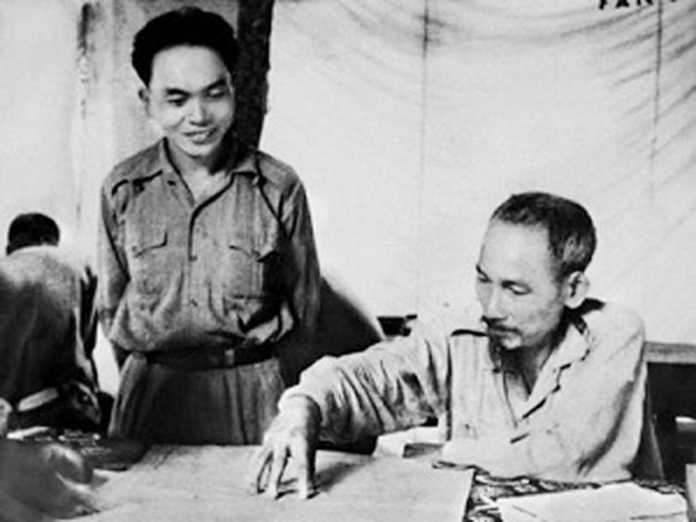 Chủ tịch Hồ Chí Minh và Đại tướng Võ Nguyên Giáp trong những năm đầu của cuộc kháng chiến chống thực dân Pháp. Ảnh: Sưu tầm.