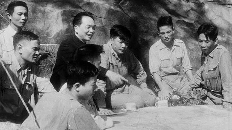Đại tướng Võ Nguyên Giáp tại Sở Chỉ huy Chiến dịch Điện Biên Phủ năm 1954. Ảnh: Tư liệu.