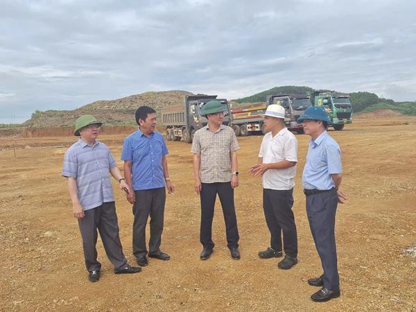 Đoàn giám sát thực tế tại Cụm công nghiệp Xuân Hòa, xã Xuân Bình. Ảnh: Trần Hiền