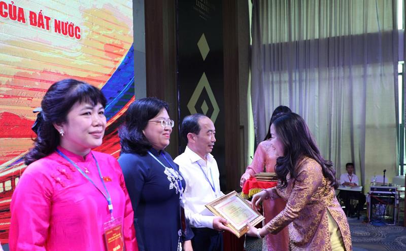 Phó Chủ tịch Thường trực HĐND tỉnh Thanh Hóa Lê Tiến Lam được nhận giấy khen cộng tác viên xuất sắc Báo Đại biểu Nhân dân năm 2026