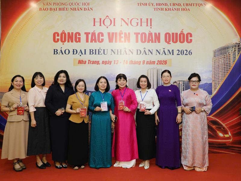 Các đại biểu chụp ảnh lưu niệm bên lề hội nghị