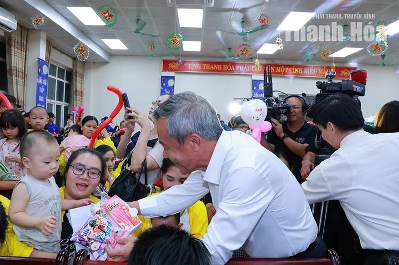 “Lồng đèn thắp sáng ước mơ năm 2026” mang mùa trăng yêu thương đến với bệnh nhi