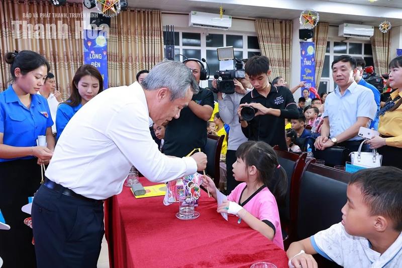 “Lồng đèn thắp sáng ước mơ năm 2026” mang mùa trăng yêu thương đến với bệnh nhi