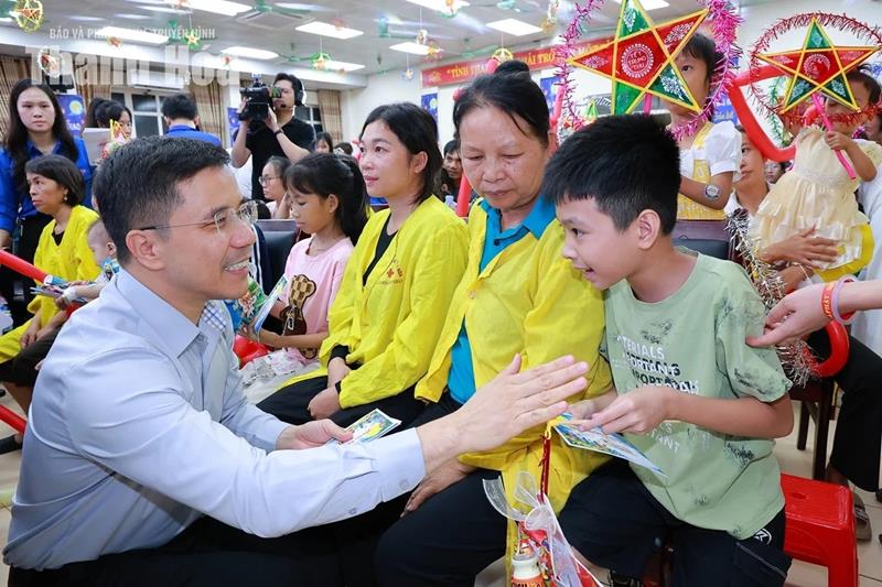 “Lồng đèn thắp sáng ước mơ năm 2026” mang mùa trăng yêu thương đến với bệnh nhi