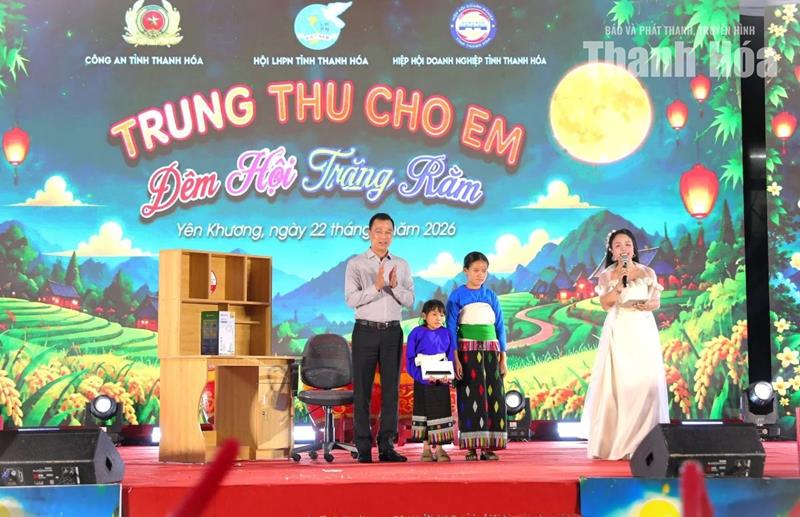 Rộn ràng “Trung thu cho em - Đêm hội trăng rằm” tại xã biên giới Yên Khương