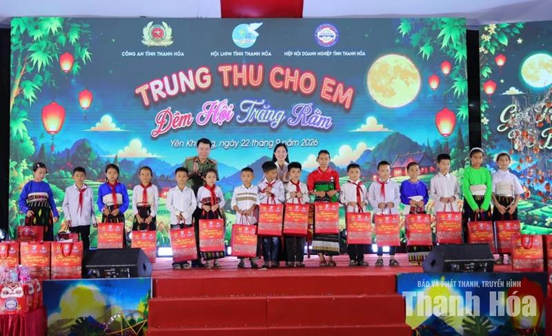 Rộn ràng “Trung thu cho em - Đêm hội trăng rằm” tại xã biên giới Yên Khương