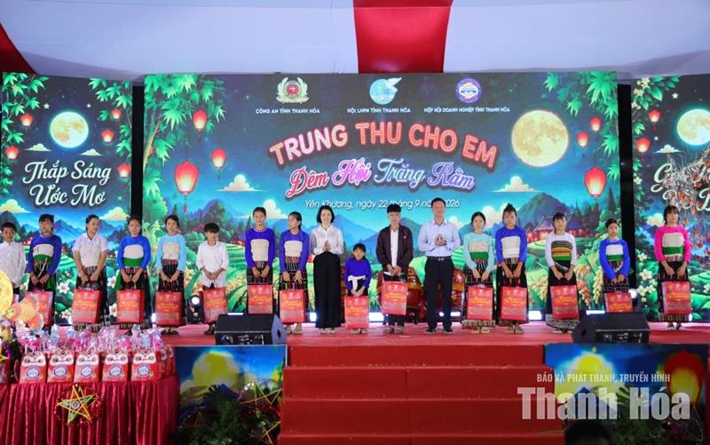 Rộn ràng “Trung thu cho em - Đêm hội trăng rằm” tại xã biên giới Yên Khương