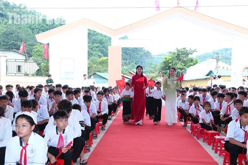 Phó Bí thư Thường trực Tỉnh ủy Nguyễn Hồng Phong dự Lễ khai giảng và khánh thành Trường Phổ thông Nội trú TH&THCS Na Mèo