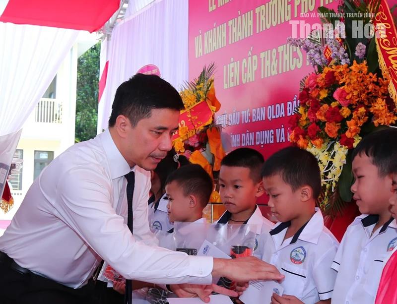 Phó Bí thư Thường trực Tỉnh ủy Nguyễn Hồng Phong dự Lễ khai giảng và khánh thành Trường Phổ thông Nội trú TH&THCS Na Mèo