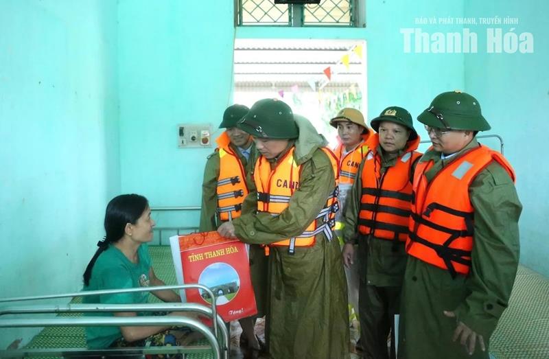 Chủ tịch UBND tỉnh Tô Anh Dũng kiểm tra, chỉ đạo, động viên người dân vùng lũ Kim Tân