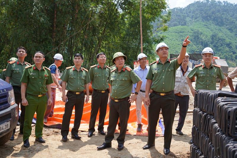 Giám đốc Công an tỉnh Thanh Hóa cùng đoàn công tác kiểm tra thực tế công trình trụ sở Công an xã Bát Mọt, Yên Nhân đang được triển khai xây dựng