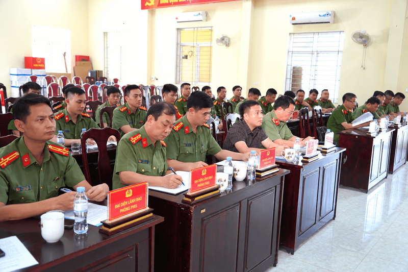 Các đại biểu tham dự buổi làm việc