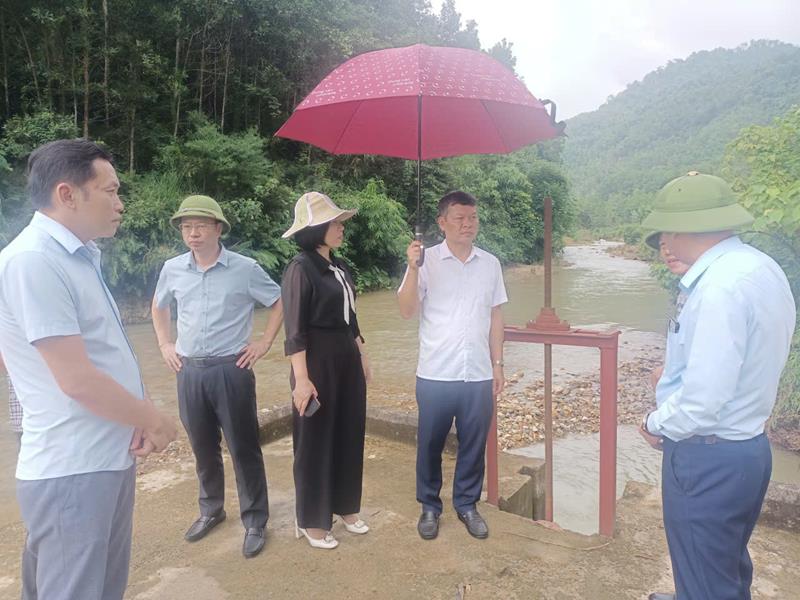 (Kiểm tra Hồ Pả Pông xã Vạn Xuân)