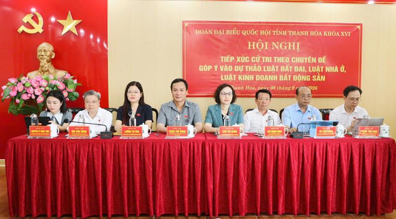 Các đại biểu Quốc hội tiếp xúc cử tri.