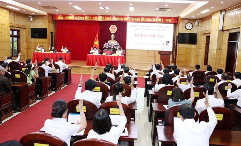 Các đại biểu biểu HĐND tỉnh quyết nghị thông qua các nghị quyết tại kỳ họp thứ Sáu
