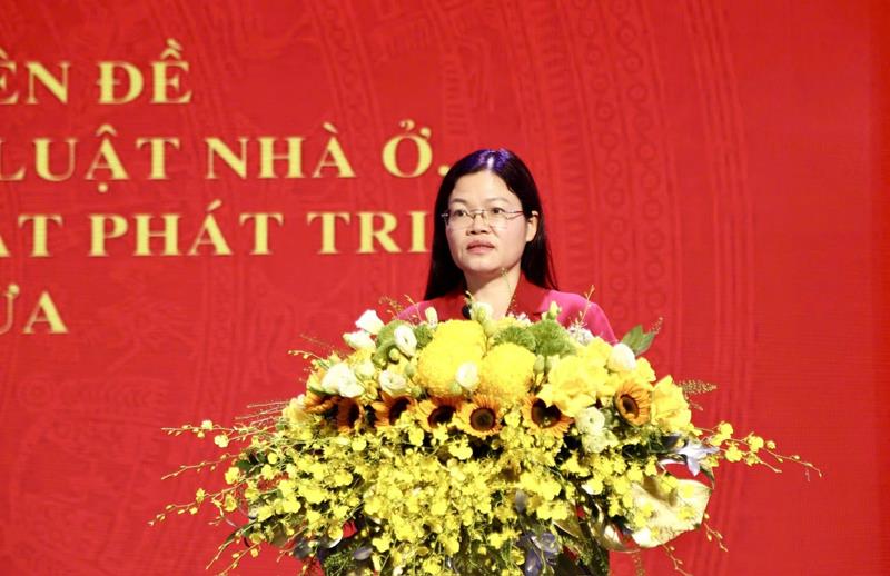 Phó Trưởng Đoàn ĐBQH tỉnh Lương Thị Hoa phát biểu đề dẫn tại hội nghị.