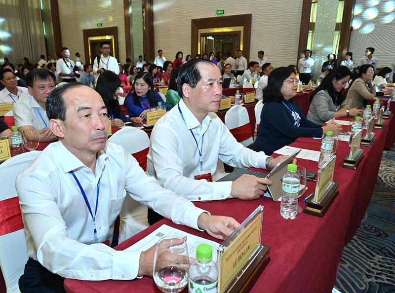 Đồng chí Lê Tiến Lam, Ủy viên Ban Thường vụ Tỉnh ủy, Phó Chủ tịch Thường trực HĐND tỉnh và các đai biểu tham dự Hội nghị