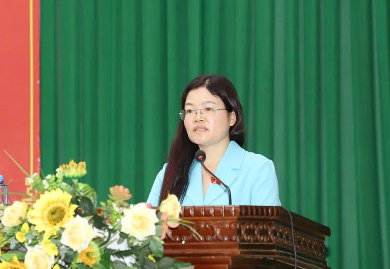 Đồng chí Lương Thị Hoa, Tỉnh ủy viên, Phó Trưởng Đoàn đại biểu Quốc hội tỉnh phát biểu tiếp thu ý kiến, kiến nghị cử tri