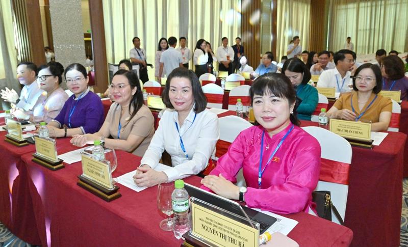 Đồng chí Lương Thị Hoa, Tỉnh ủy viên, Phó Trưởng Đoàn ĐBQH tỉnh và các đại biểu tham dự hội nghị