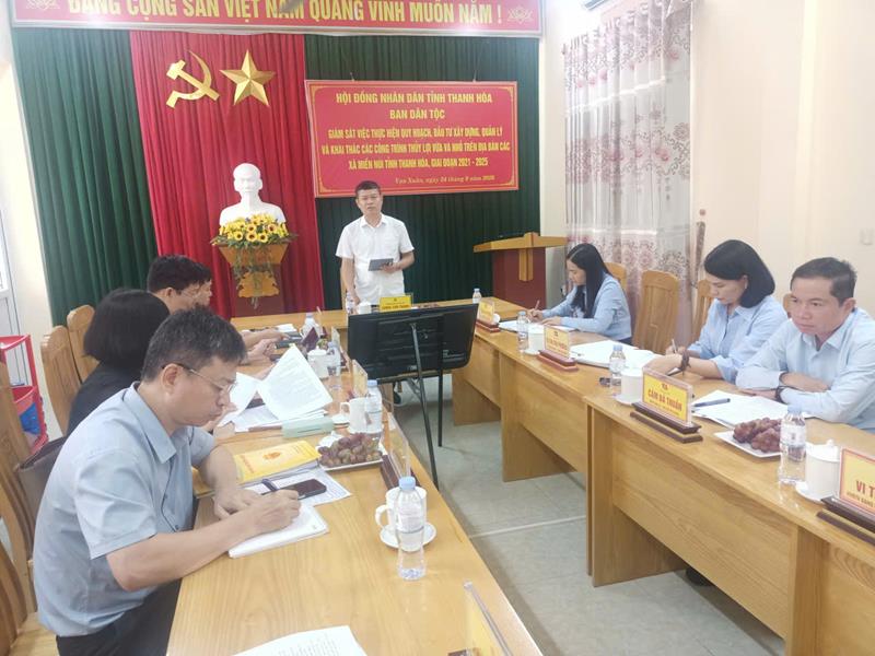 (Trưởng Ban Dân tộc HĐND tỉnh kết luận buổi làm việc tại xã Vạn Xuân)