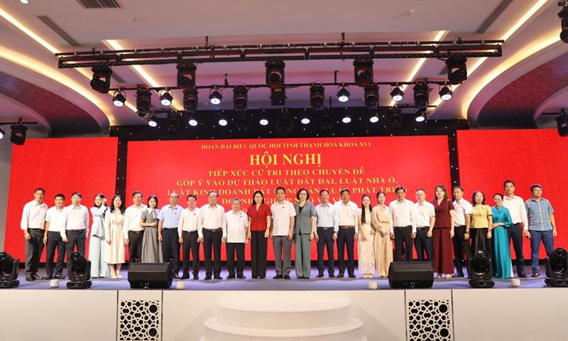 Các đại biểu Quốc hội với cử tri.