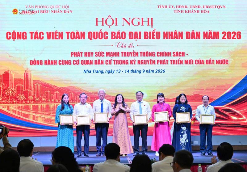 Tổng Biên tập Báo Đại biểu Nhân dân Phạm Thị Thanh Huyền trao giấy khen cho các cộng tác viên có thành tích nổi bật